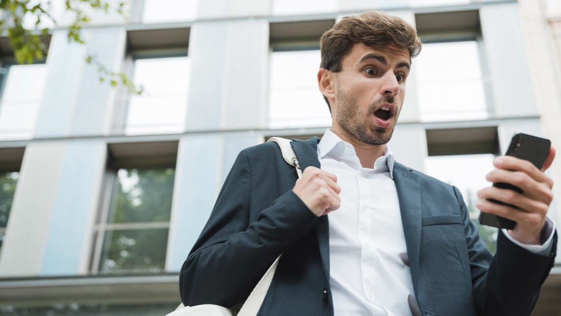 Reuniones de trabajo, hombre sorprendido, mirando su celular, trabajo, traje