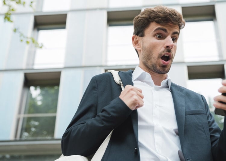 Reuniones de trabajo, hombre sorprendido, mirando su celular, trabajo, traje