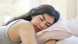 ¿Qué significa dormir siempre agarrado a la almohada, según la psicología?