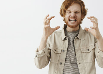 Persona agresiva, enojada, pelirrojo