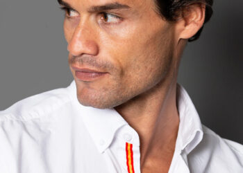 Significado usar bandera de España en la ropa, significado psicología usar bandera de España en la camisa, los psicólogos y usar la bandera de España en la ropa, explicación psicológica a usar la bandera de España, bandera de España en la moda.