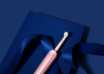 El error que cometes con el cepillo eléctrico, según una odontóloga: "Es casi igual que no usarlo"