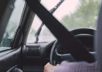 La razón por la que necesitamos bajar el volumen de la radio cuando aparcamos