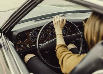 Si bajas el volumen de la música cuando aparcas es por esta razón: la psicología lo deja claro