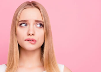 Desviar la mirada al hablar