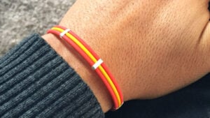 ¿Qué significa llevar una pulsera con la bandera de España, según la psicología?