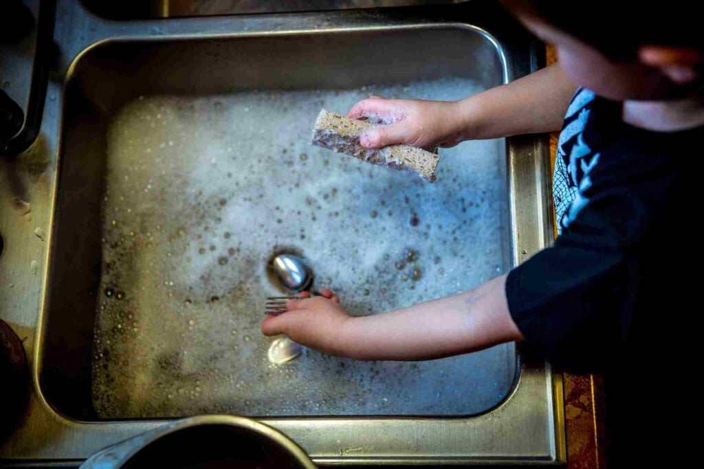 Esta es la razón por la que te da pereza lavar los platos y cómo arreglarlo, según la psicología