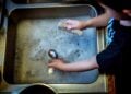 El significado de que odies lavar los platos y lo que dice de ti según la psicología