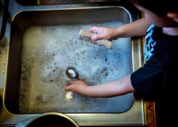 Éste es el significado de acumular los platos sucios en el fregadero de la cocina, según los psicólogos