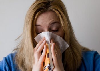 Psicología explica sonarse mocos en público, por qué nos sonamos los mocos, estudio de los psicólogos sobre sonarse los mocos.