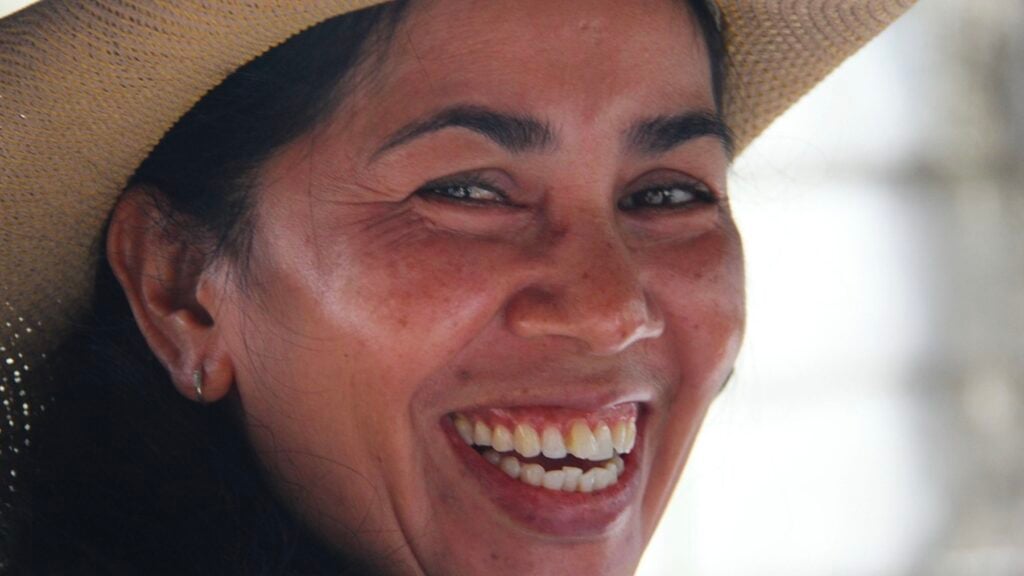 Mujer sonriendo, sonrisa, psicología