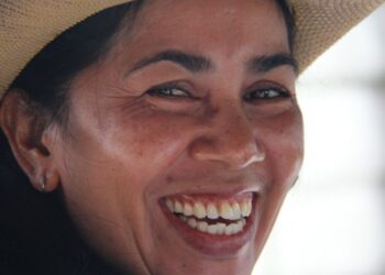 Mujer sonriendo, sonrisa, psicología