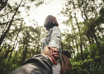 No es amor, es 'love bombing': la peligrosa táctica de seducción que te hará caer en una trampa sin que te des cuenta