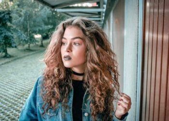 Qué significa tener el impulso de hacerse un corte de pelo distinto, según la psicología