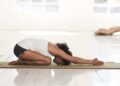La postura de yoga que reduce el cortisol y es más efectiva que 100 abdominales: la recomiendan los expertos para mujeres de más de 50 años