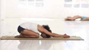 La postura de yoga que reduce el cortisol y es más efectiva que 100 abdominales: la recomiendan los expertos para mujeres de más de 50 años