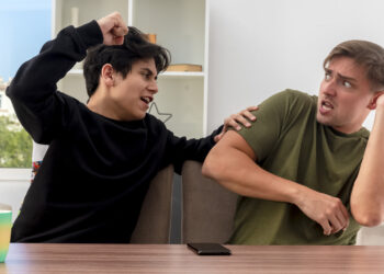 llevarse mal con los hermanos, hermanos peleando, mesa, golpeándose