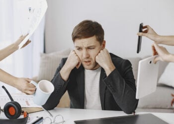 Resoplar a menudo, hombre frustrado, trabajo, ansiedad