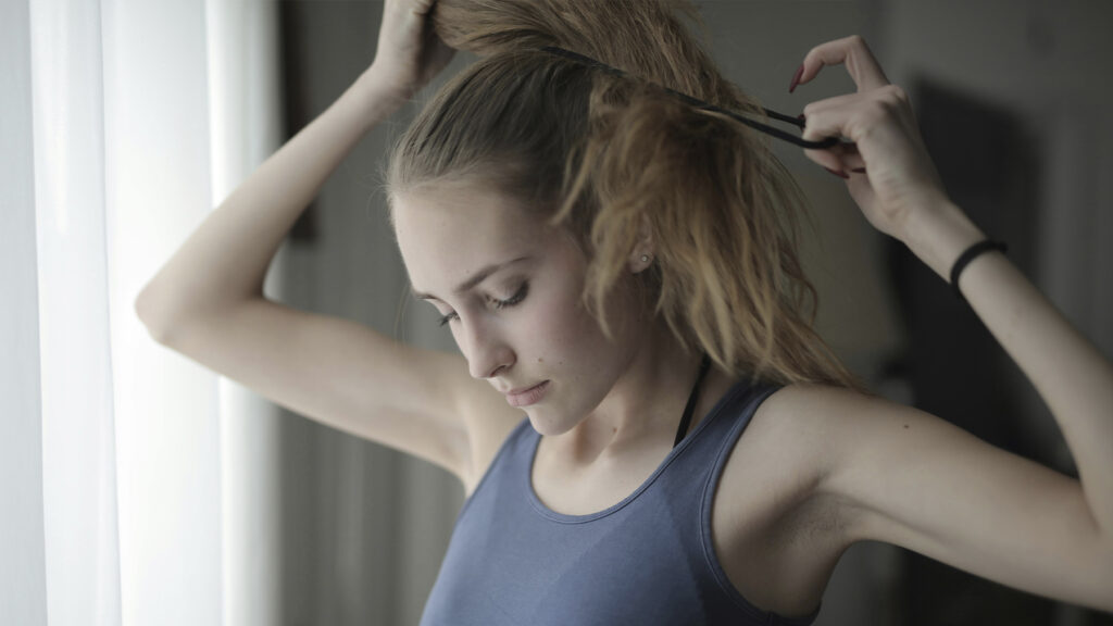 Pelo recogido, mujer, atándose el pelo, cabello recogido, estética