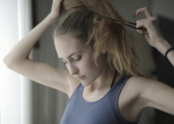 Pelo recogido, mujer, atándose el pelo, cabello recogido, estética