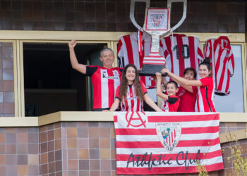 ¿Qué significa poner en el balcón la bandera de tu equipo de fútbol según la psicología?, significado colgar la bandera de tu equipo en el balcón según los psicólogos, significado psicológico de colgar la bandera de tu equipo de fútbol en el balcón.