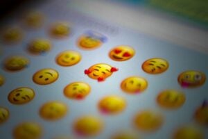 Cuidado con este emoji de WhatsApp: el significado oculto del labio mordido y cuándo debes usarlo