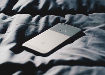 El significado de que tu pareja ponga el móvil boca abajo, según la psicología