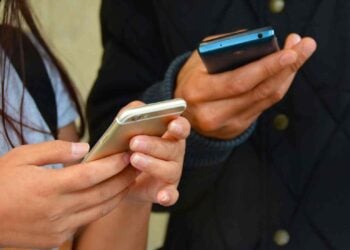 Las personas que utilizan un solo dedo para escribir en el móvil tienen estos rasgos, según la psicología