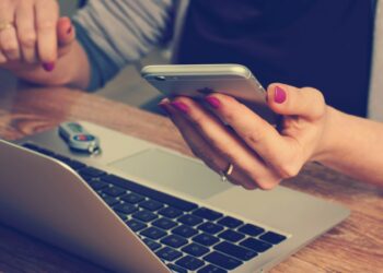 Soy experto en sueños y éste es el motivo por el que es tan raro soñar con un ordenador, móvil o televisión