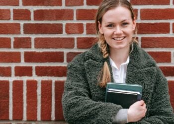 Significado de llevar pelo con coleta según la psicología, recogerse el pelo en una coleta según los psicólogos, psicología del corte de pelo en la mujer.