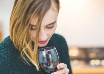 Aviso de los psicólogos para estar más joven, los cuatro consejos de los psicólogos para rejuvenecer, los consejos de la psicología para estar más joven.