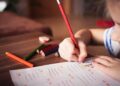 La psicología dice que los niños que utilizan ChatGPT y otras IAs para hacer los deberes aprenden menos, pero prohibirlo no es la solución