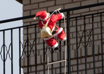 La psicología explica por qué algunas personas cuelgan un Papá Noel en el balcón, significado psicológico de colgar un Papá Noel en el balcón, significado psicológico de colgar a Santa Claus del balcón, significado psicológico de adornar el balcón en Navidad.