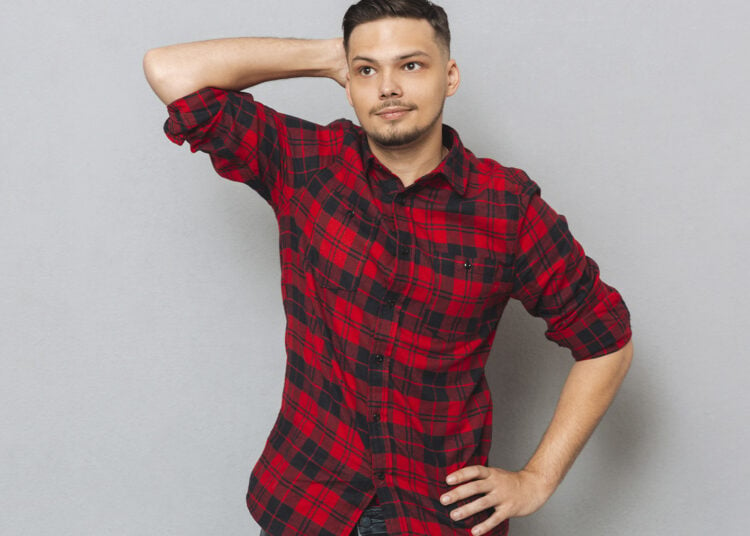 Camisa de cuadros, hombre posando, estilo