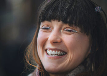 Flequillo muy largo, mujer sonriendo, cabello, peinado