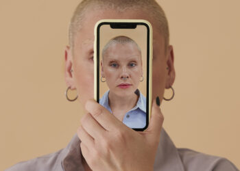 Foto de perfil, mujer sacándose foto, selfie, redes sociales