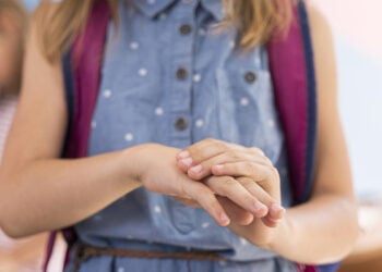 frotarse las manos, niña, joven, comunicación no verbal
