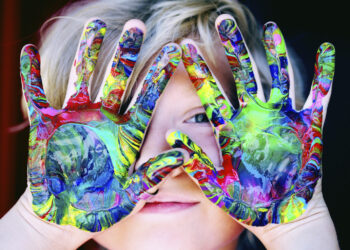 niños mentalmente fuertes, creatividad, niño, pintura