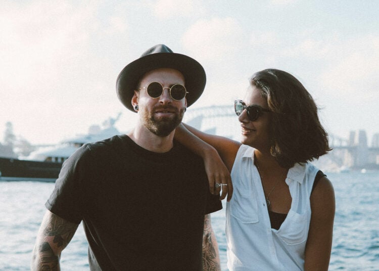 Pareja, hombre y mujer, usando gafas de sol