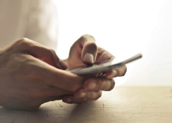 Te están manipulando, celular, teléfono, acoso virtual