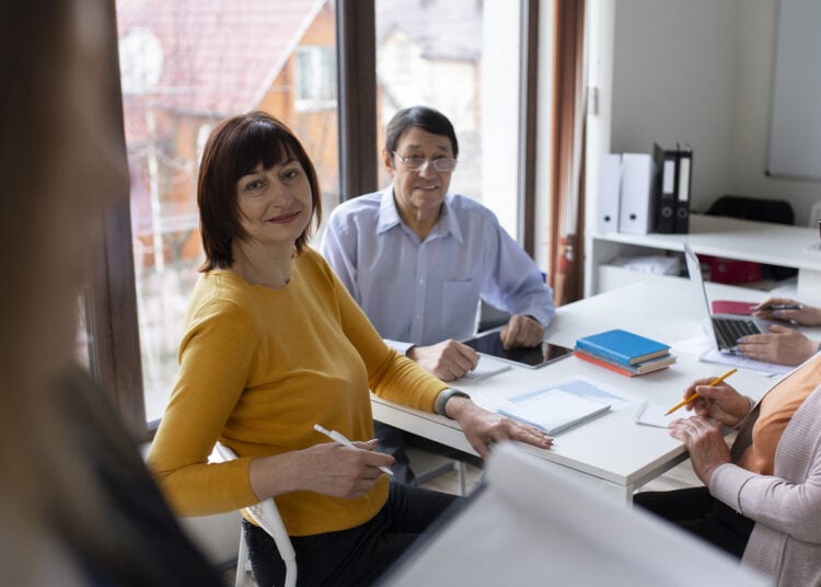 Comunicación laboral, entorno de trabajo, personas trabajando, oficina