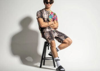 La psicología explica por qué usamos chanclas con calcetines, por qué algunas personas usan chanclas con calcetines según los psicólogos, explicación psicológico de por qué a algunas personas les gustan las chanclas con calcetines.