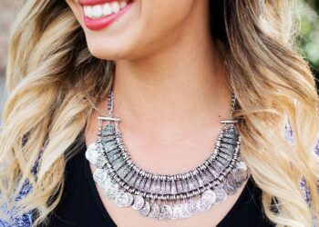 La psicología explica por qué usamos muchos collares, significado psicológico de usar muchos colgantes, psicología de la moda, relación entre psicología y moda, los psicólogos relacionan usar muchos collares en el cuello con la ansiedad, explicación de los psicólogos a usar muchos collares.