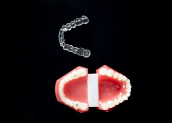 El gravísimo error que cometes al limpiar la dentadura postiza, según un experto