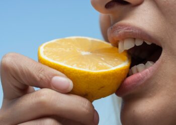 Adiós al sarro: el truco de los dentistas que puedes hacer en casa en minutos