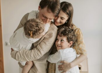 Familia feliz, padres, niños