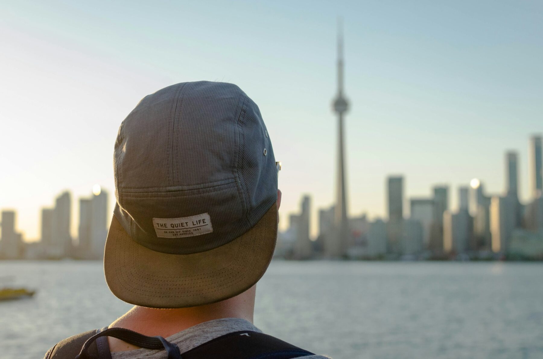 El significado de llevar gorra todos los días, según la psicología