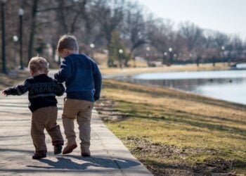 Estudio sobre los hermanos y sus relaciones, psicología de los hermanos medianos, características psicológicas de los hermanos medianos, personalidad de los hermanos medianos según la psicología.