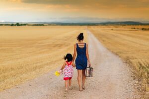 Los psicólogos expertos en maternidad afirman: «Una mujer puede amar a sus hijos más que a su propia vida y aun así arrepentirse de haber elegido ser madre»