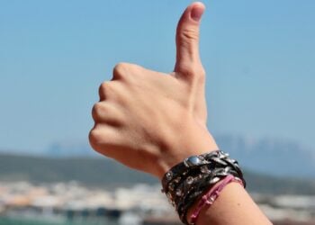 significado psicológico de usar muchas pulseras, la psicología explica por qué usamos muchas pulseras, psicólogos analizan por qué se usan pulseras, por qué me gusta usar pulseras en las muñecas según la psicología.